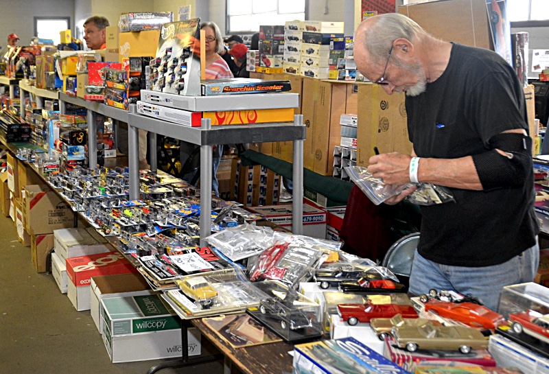 Scale Model News A VISIT TO THE DuPAGE COUNTY TOY AND PLASTIC KIT SHOW