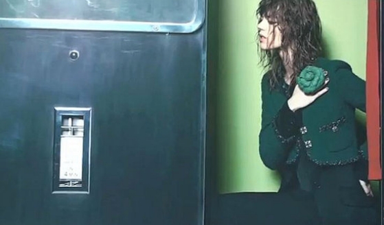 http://4.bp.blogspot.com/-aR5ZsAzcSKc/Tic80nyMa_I/AAAAAAAAAag/iuXj1r2nXnU/s1600/ChanelFallWinter2011Adcampaign.jpg