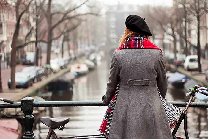 Retro Fashion blogger outfit in Foggy Amsterdam