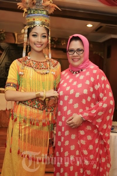 Andi Natassya bersama sang Ibunda Andi Natassya Bawakan Gellu’ Toraja di Miss Asia Pasific World 2012