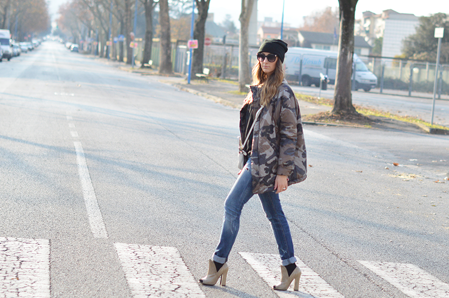 coccinelle bag, camo jacket, diesel jeans, h&m beanie, beanie, prada shoes, scarpe prada winter look fashion blogger
