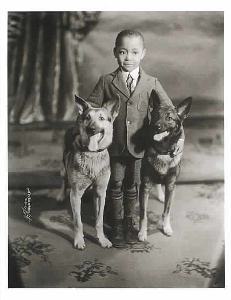 Lovely Vintage Pictures of Dogs Smiling When Photographed with Their