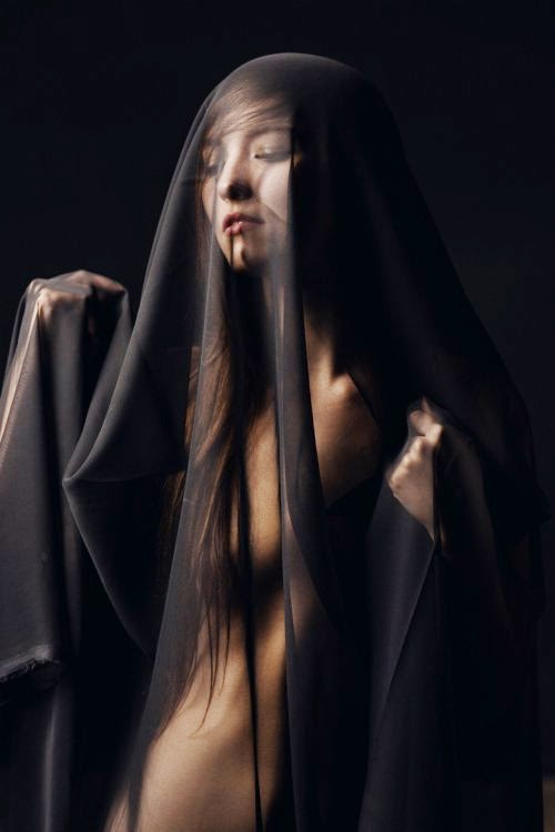 Beleza e sensualidade de Savvy Taylor sob véu na fotografia de Thomas Albert Ingersoll modelo Savvy Savanna Taylor fotografia Thomas Albert Ingersoll mulheres sensual beleza véu luzes