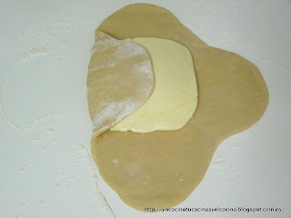 envolviendo la mantequilla con la masa paa hacer hojaldre 1