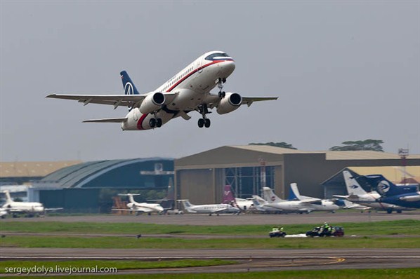 Pesawat Sukhoi Superjet 100 (SSJ100). Pesawat Sukhoi Superjet 100 (SSJ100).
