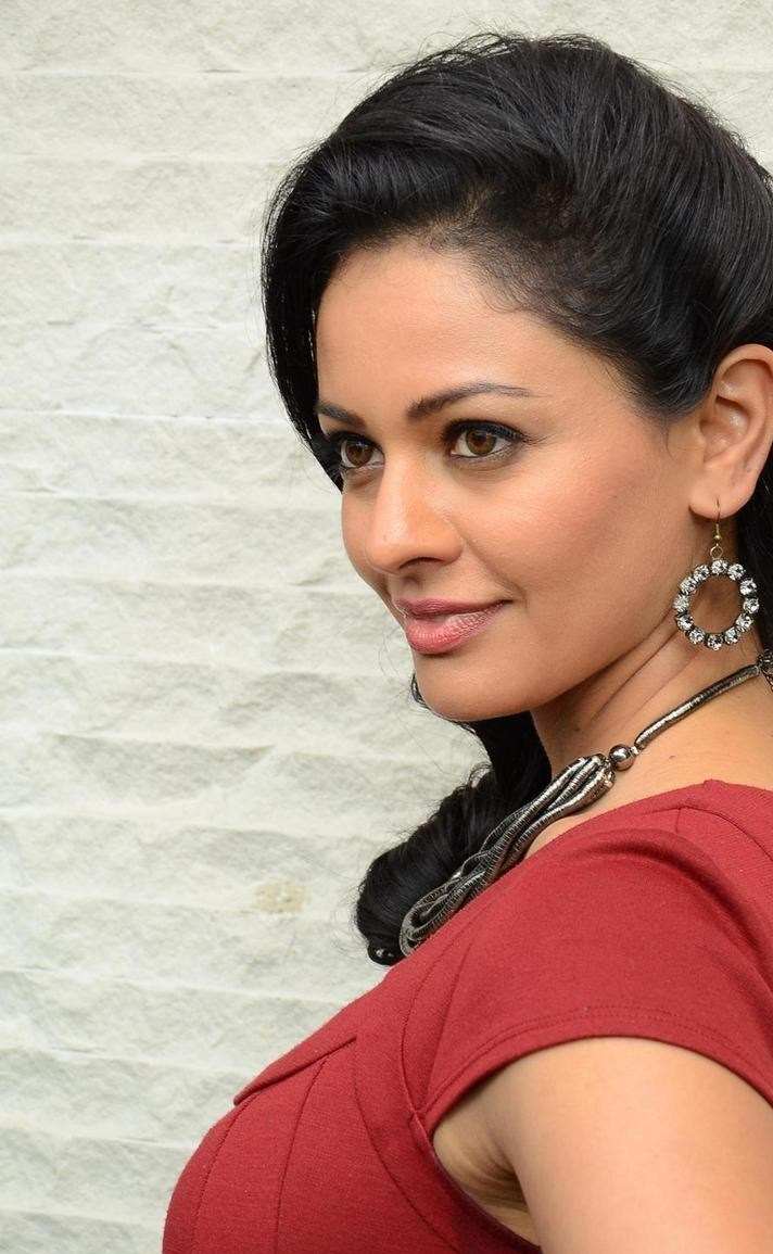 actress stills actress pooja kumar cute beautiful in actress stills actress pooja kumar cute beautiful in