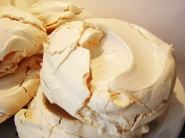 Pavlova Con Crema Pastelera Y Frutos Rojos Y &#161;felíz Día Mamá!
