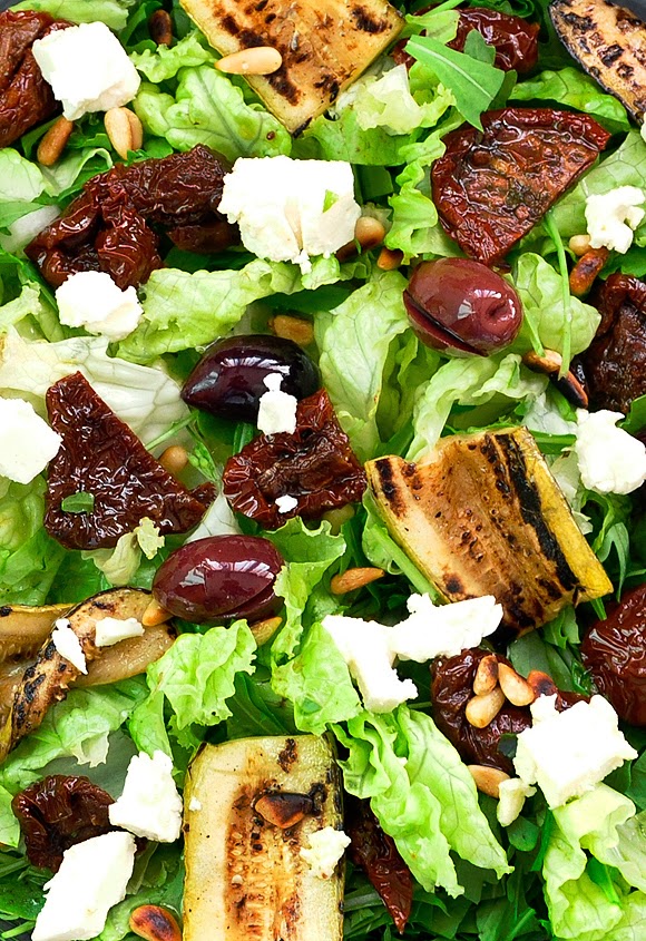 Green salad with sun-dried tomatoes