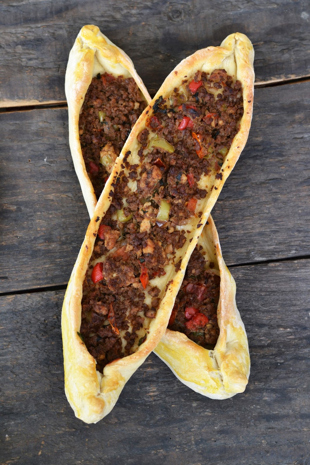 Retete turcesti Pide cu carne de vita, Ayran si Salata de ceapa cu