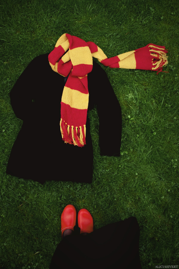 aliciasivert, Alicia Sivertsson, Harry Potter, Hogwarts, Gryffindor, scarf, knit, knitting, red, yellow, stripes, fringe, shawl, fan art, handicraft, handcraft, pyssel, hantverk, elevhem, halsduk, harry potterhalsduk, gryffindorhalsduk, röd, gul, randig, frans, sticka, stickning, stickad