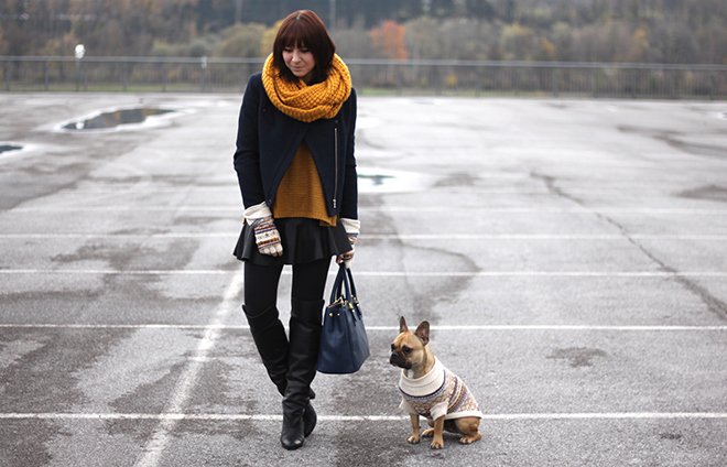 outfit-trend-fashionblogger-persunmall-zara-lederrock-faltenrock-partnerlook-mocca-frenchbulldog-pullover-senfgelb-mustard-dunkelblau-tasche-prade-looaklike-jacke-schal-ernstingsfamily-overknee-boots-hmtrend-handschuhe-partnerlook