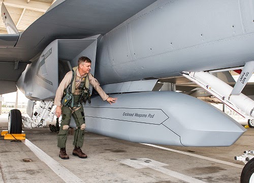 رصد طائرة بدون طيار إسرائيلية من نوع Hermes 450 مسلحة F-18F+Super+Hornet+with+enclosed+weapons+pod