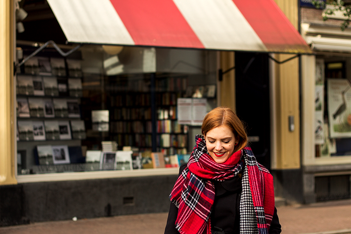 Fashion Blogger outfit in Amsterdam with a double sided Primark scarf: houndstooth & plaid