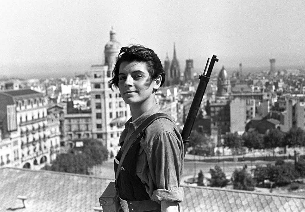 Marina+Ginest%C3%A0+of+the+Juventudes+Comunistas,+aged+17,+overlooking+anarchist+Barcelona+during+the+Spanish+Civil+War+-+21+July+1937.jpg