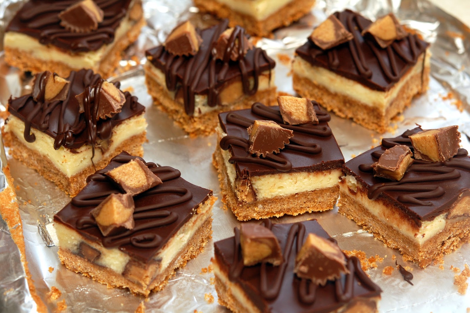 REESE'S PEANUT BUTTER CUP CHEESECAKE BARS! Hugs and Cookies XOXO