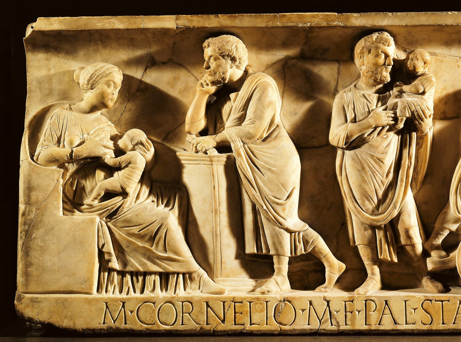 Relieve de un sarcófago - Matrona romana amamantando a su hijo, observada por su marido. Museo del Louvre, París. Relieve de un sarcófago - Matrona romana amamantando a su hijo, observada por su marido. Museo del Louvre, París.