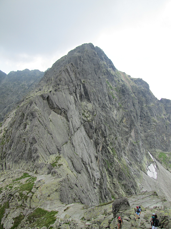 Zmarzła Przełęcz (2126 m n.p.m.), a za nią Zamarła Turnia (2179 m n.p.m.) z gładkimi południowymi ścianami, a dalej góruje Kozi Wierch (słow. Kozí vrch, 2291 m n.p.m.). Zmarzła Przełęcz (2126 m n.p.m.), a za nią Zamarła Turnia (2179 m n.p.m.) z gładkimi południowymi ścianami, a dalej góruje Kozi Wierch (słow. Kozí vrch, 2291 m n.p.m.).