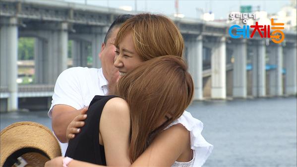 What made SNSD Yuri hugged Hani? | Daily K Pop News