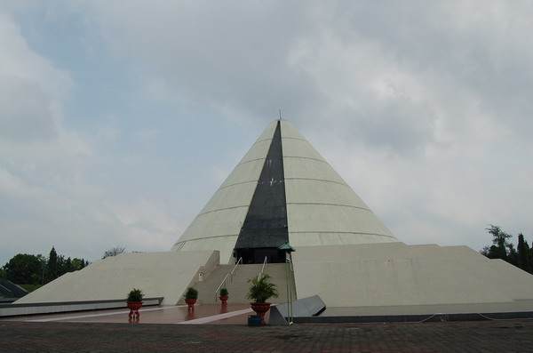 Biro Wisata Fortekindo Tour: MONUMEN JOGJA KEMBALI (MONJALI)
