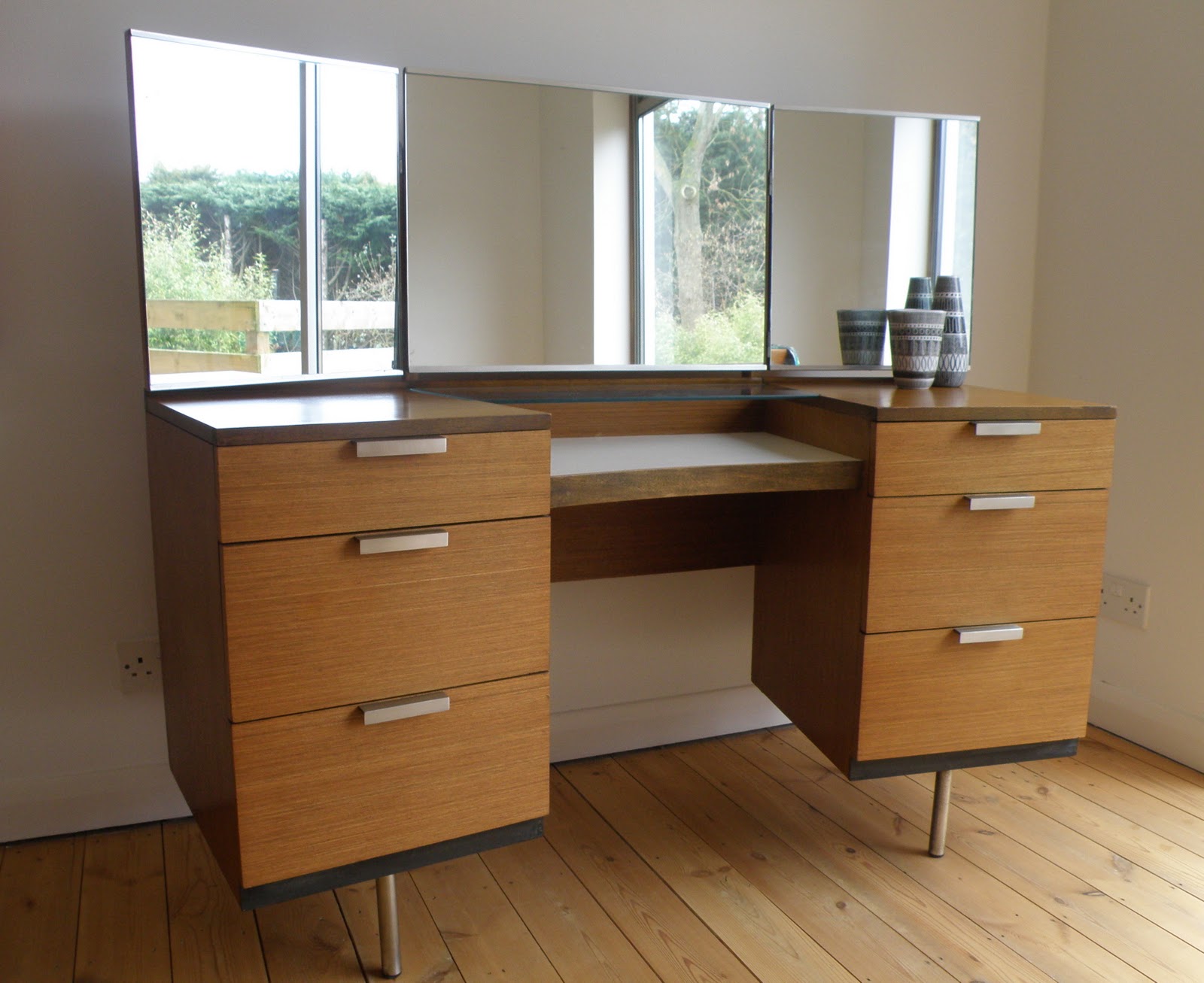 thomasville vanity dressing table