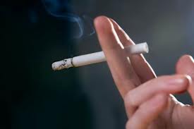 COME TOGLIERE L'ODORE DI FUMO DI SIGARETTA DALLE DITA DELLE MANI