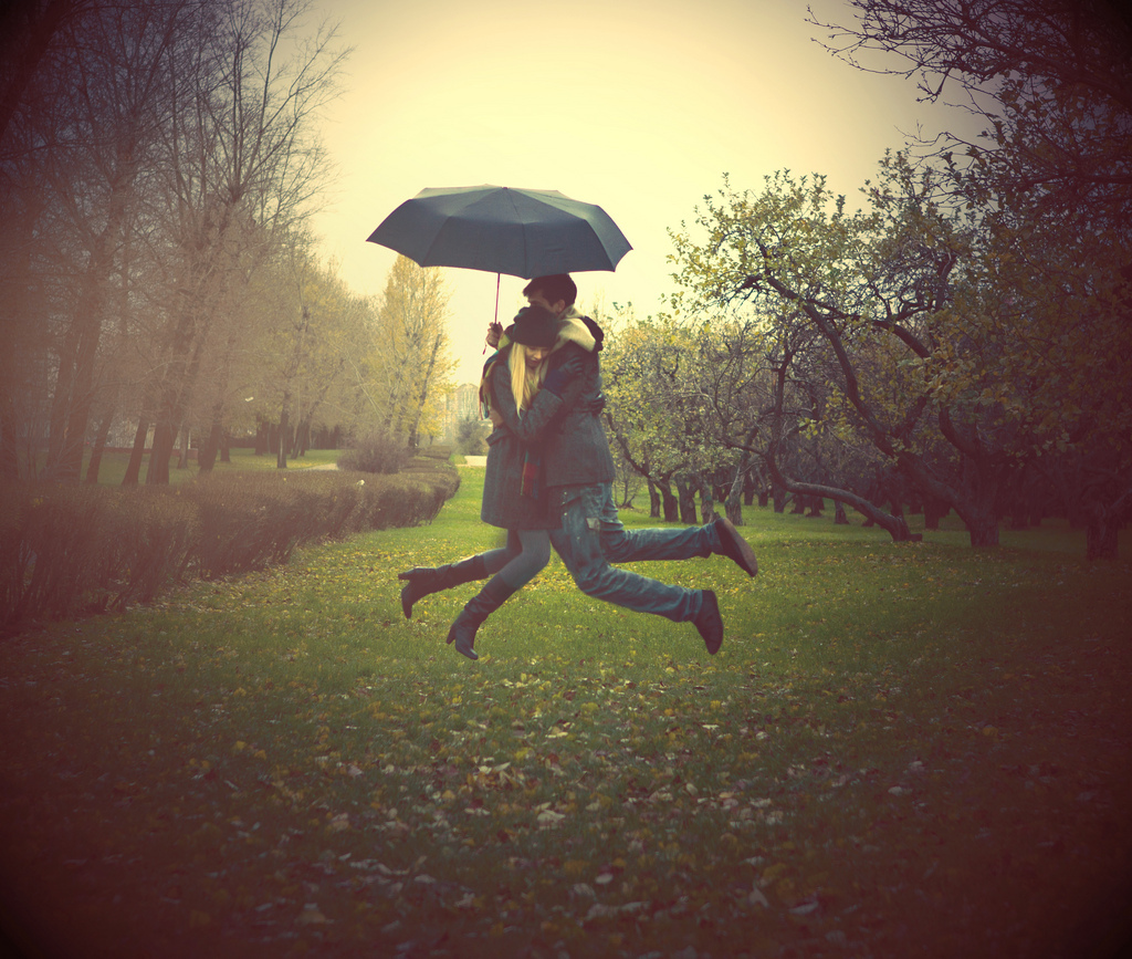 http://4.bp.blogspot.com/-afOz69Q62Y4/UB-HkricfiI/AAAAAAAAJmI/VlnuZqyUplk/s1600/couples+in+love+hugging+kissing+wallpapers+(48).jpg