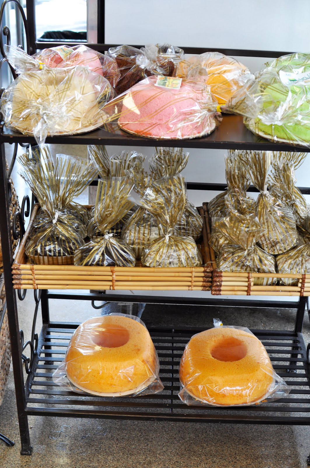 the roaming belly hawai'i infamous coco puffs at liliha bakery