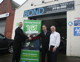 Steve Andrews presents award to Bond Motor Services on behalf of Good Garage Scheme