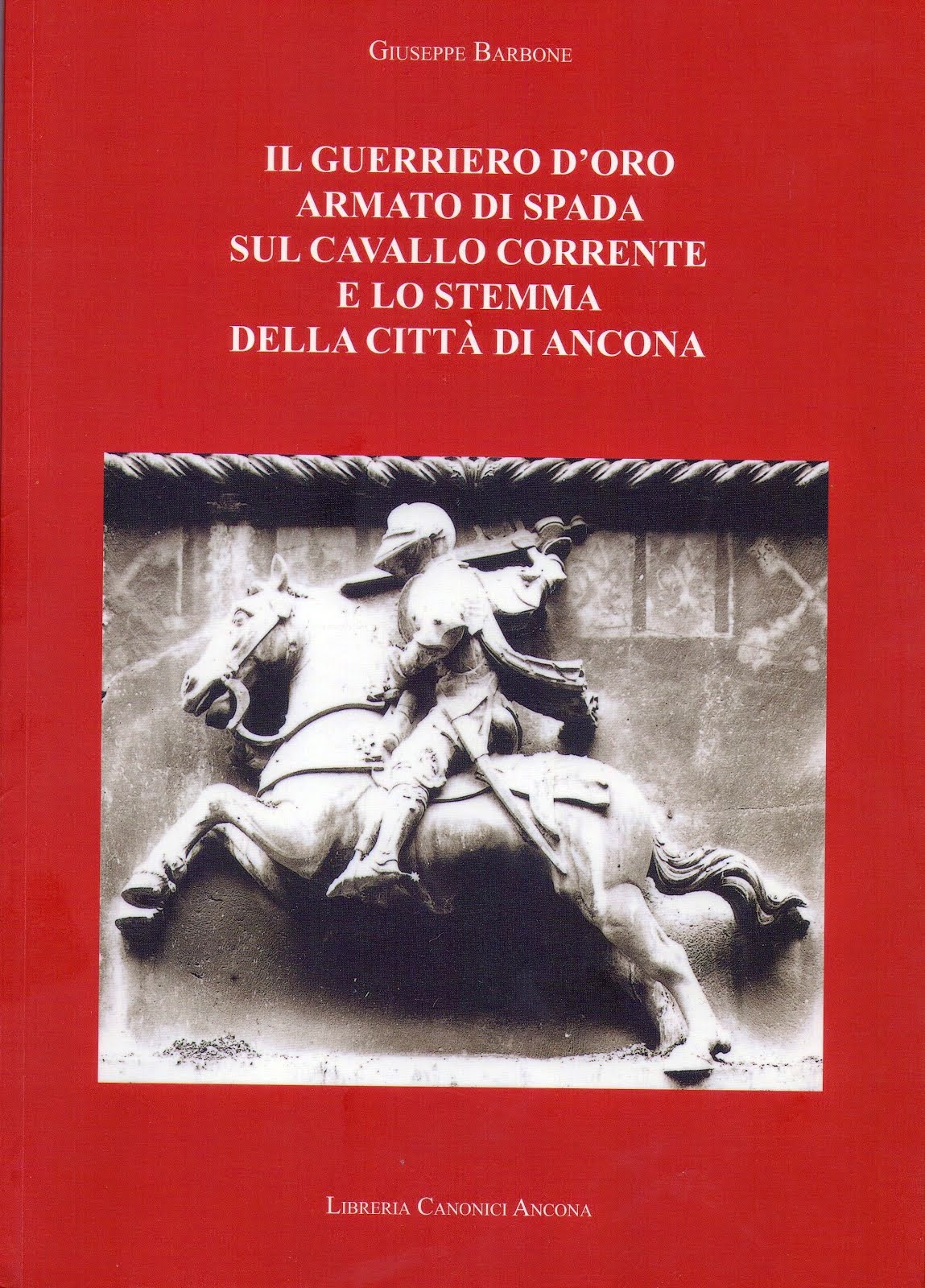 Il guerriero d'oro armato di spada sul cavallo corrente e lo stemma d'ancona