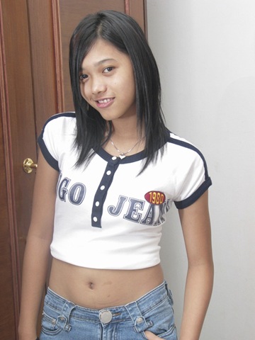 Foto Gadis Sexy Hitam Manis yang menggairahkan di kasur.