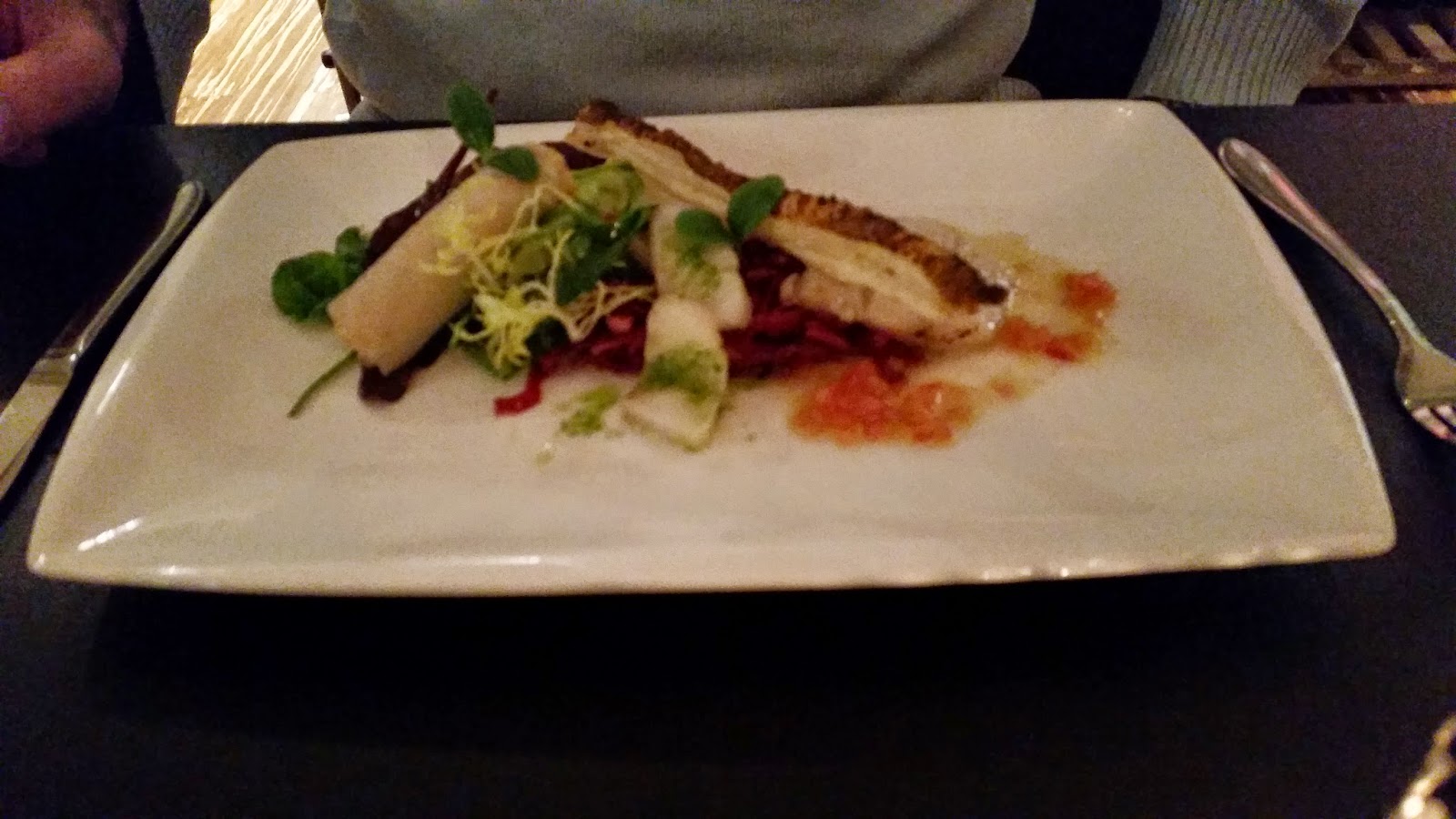 Heilbot op drie manieren: Gegrild, gerookte canneloni en ingelegd, met rode zuurkoolsalade en vinaigrette van pommedori tomaat