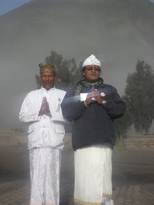BERFOTO BERSAMA MANGKU PARMAN, PEMANGKU PURA GIRI ARJUNO, KOTA BATU