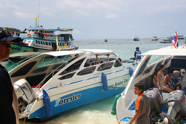 Koh Phi Phi Don- Tonsai Bay speed boats and others... ready to depart. denizmontreal.blogspot.com