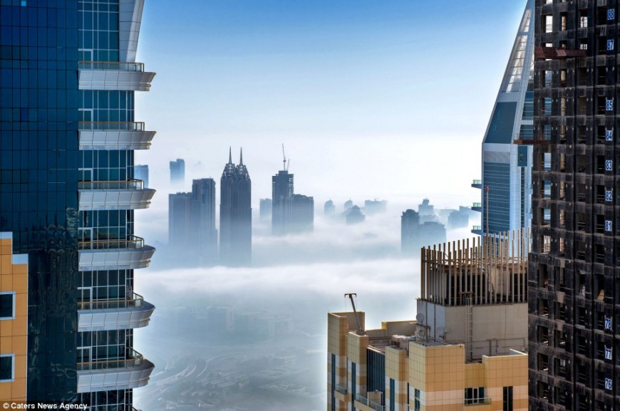 صور رائعة لناطحات السحاب في مدينة دبي وسط الضباب الكثيف Dubai+2013