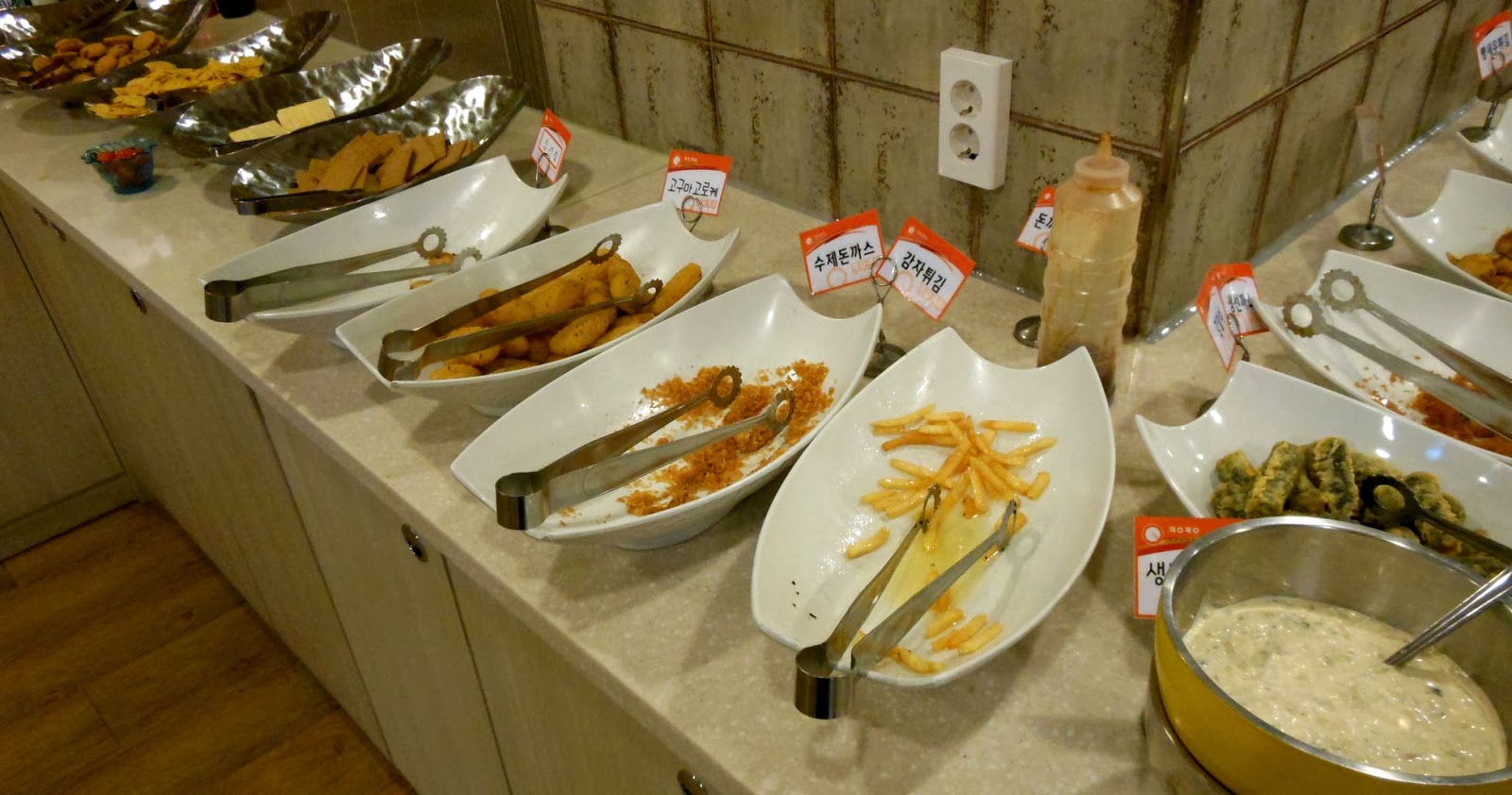 badaro... 초밥뷔페 쿠우쿠우. 가격대비 음식 종류는 만족, 맛과 실내분위기는 글쎄.. (충장로점)