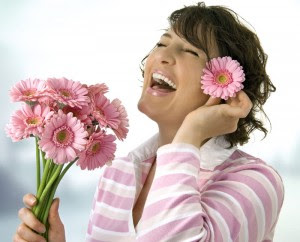 imagne dia de la primavera+mujer sonriendo+flores