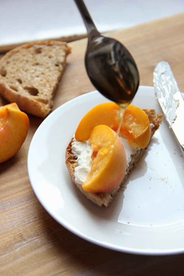 The average mess Quick breakfast {Nectarine and sour cream toast}