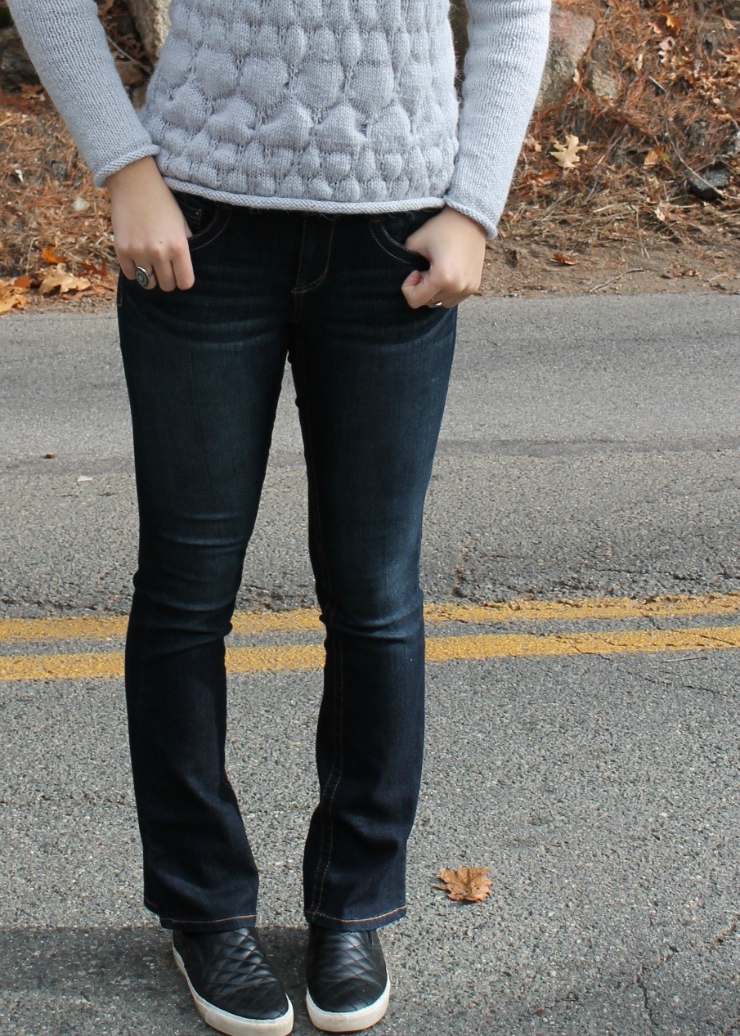 Handknit sweater in dove grey with black fedor - perfect fall outfit