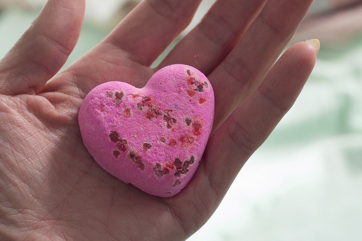 center of the heart lush love locket bath bomb review