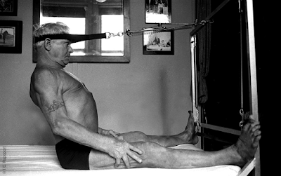 Joseph Pilates executando seu método