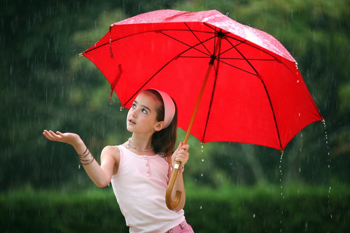 மழை பிடிக்கும் மனசுக்கு.. Young+pretty+girl+umbrella+rain+srinking