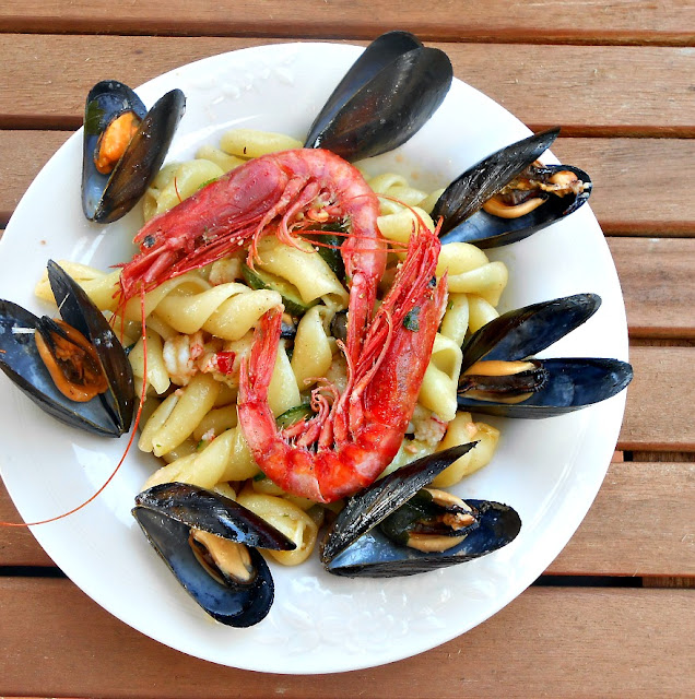 pasta con zucchine, cozze, gamberetti e salmone