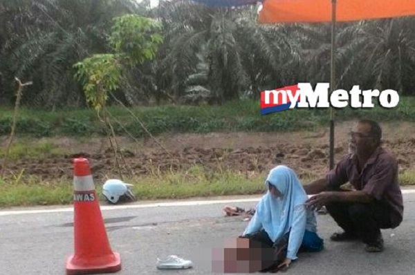 Pelajar perempuan terjatuh motor putus kedus-dua kaki akibat digilis lori Pelajar perempuan terjatuh motor putus kedus-dua kaki akibat digilis lori