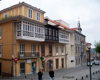 Salas. Casas con galerías junto a la fachada del Ayuntamiento