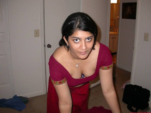 Hot Aunty Nisha Showing Her Boobs Hot Aunty Nisha Showing Her Boobs