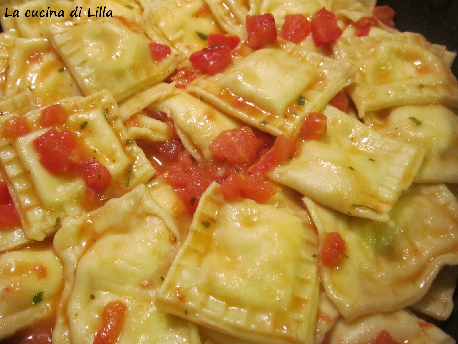 Pasta Fresca Ravioli ricotta e finocchietto con pomodorini e balsamico