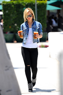 Mena Suvari carrying Iced Coffee for Two