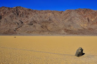 ปริศนา หินเดินได้ sailing-stones