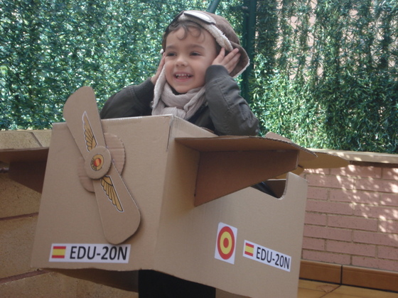 Efimerata: Time Flies Airplane Birthday Party. Fiesta de cumpleaños de aviones. imagen_niño_aviador_disfraz_diy_carton_avion_como_hacer_fiesta_aviones_party_plane