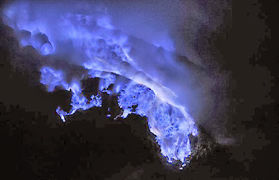 api biru kawah ijen yang fenomenal http://www.wisatagunungbromo.com/2013/12/api-biru-blue-fire-kawah-ijen-yang.html